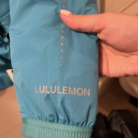 TEAL LULULEMON RUNNING COAT - Picture 6 of 6